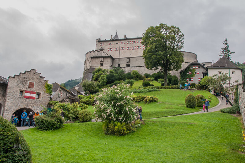 Burg Hohenwerfen vom Garten aus gesehen.